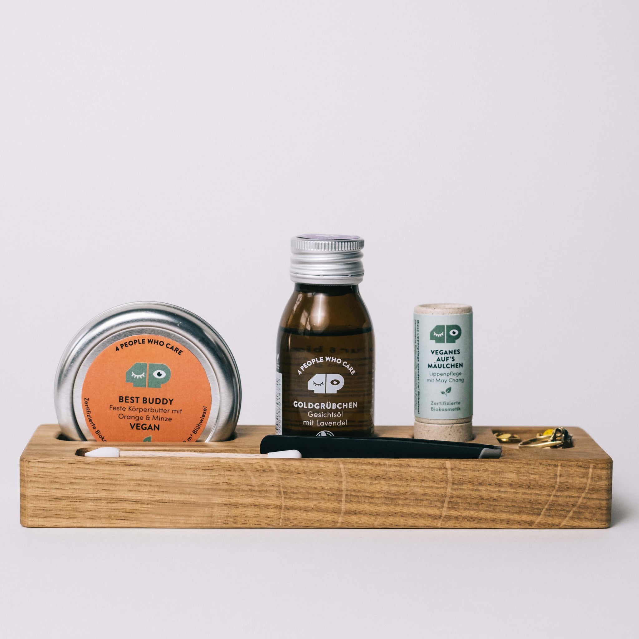Kosmetikbar aus Holz inklusive Produkte