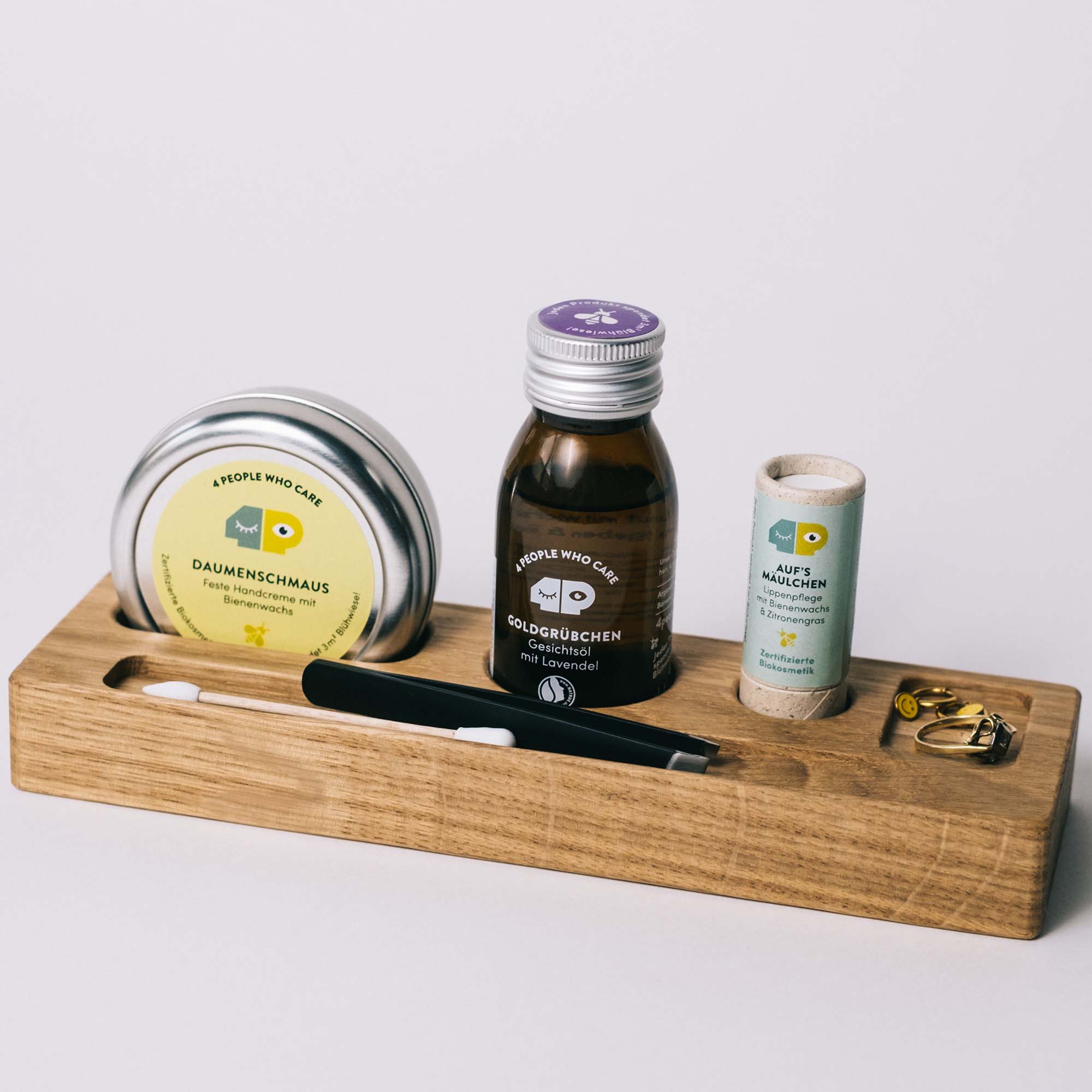 Kosmetikbar aus Holz inklusive Produkte
